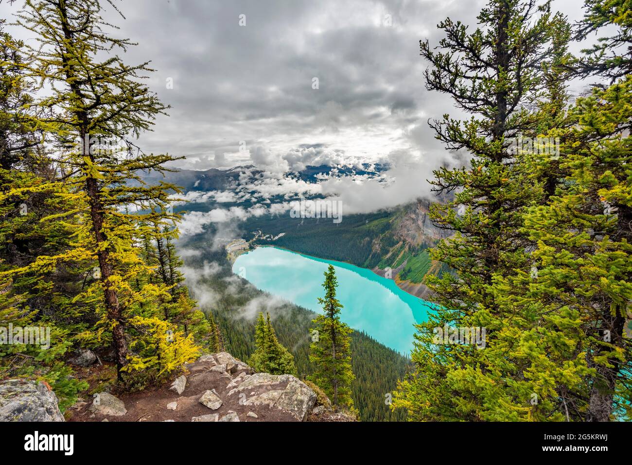 Blick auf den türkisfarbenen Gletschersee Lake Louise, den Gipfel des Bienenstocks, die wolkige Berglandschaft, den Banff National Park, Alberta, Kanada, Nordamerika Stockfoto