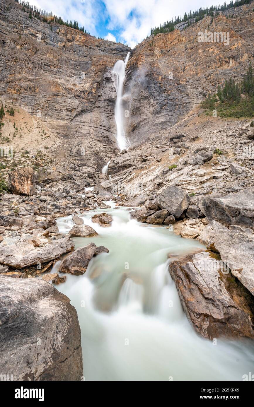 Takakkaw Falls, Wasserfall und Wildfluss, Langzeitbelichtung, Rocky Mountains, Yoho Valley, Yoho National Park, Provinz Alberta, Kanada, Nordamerika Stockfoto