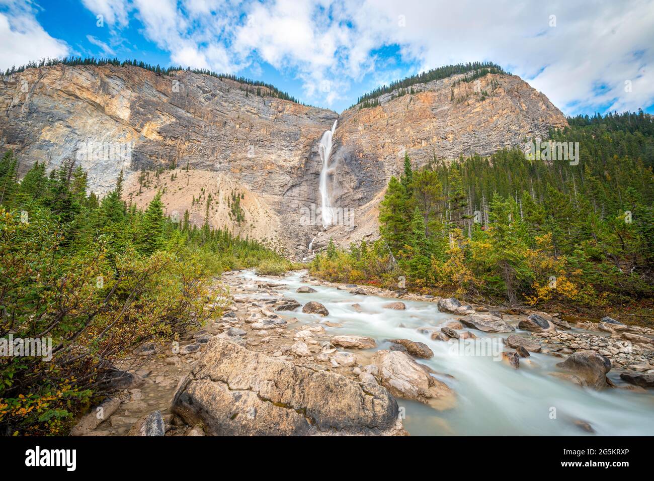 Takakkaw Falls, Wasserfall und Wildfluss, Langzeitbelichtung, Rocky Mountains, Yoho Valley, Yoho National Park, Provinz Alberta, Kanada, Nordamerika Stockfoto