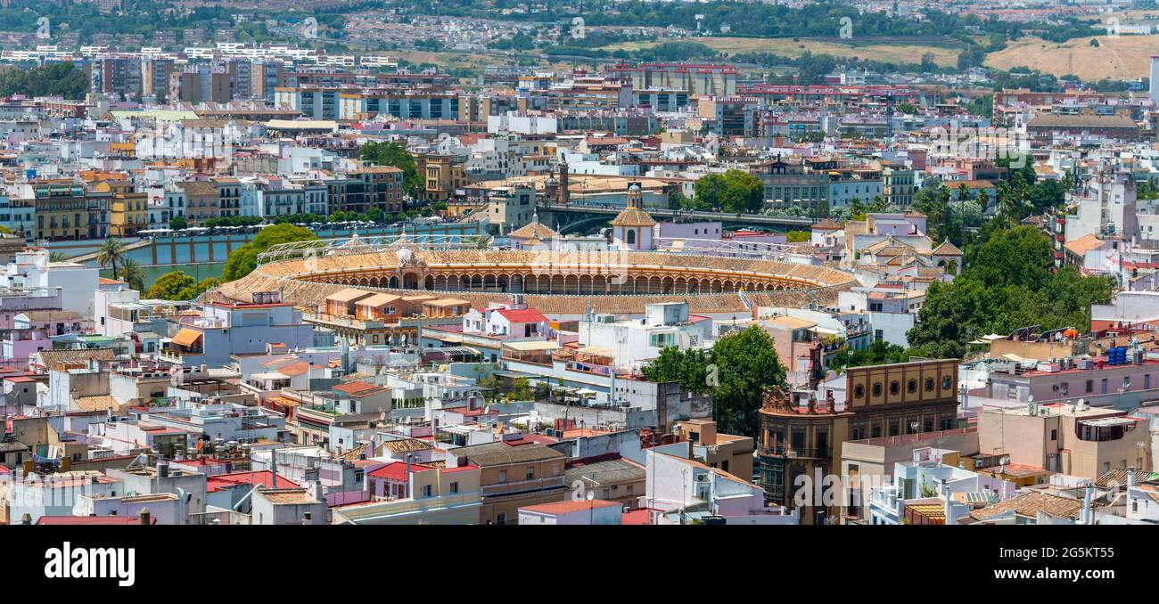 Blick von oben auf Sevilla mit Stierkampfarena Plaza de Toros de la Real Maestranza de Caballería de Sevilla, Sevilla, Andalusien, Spanien, Europa Stockfoto