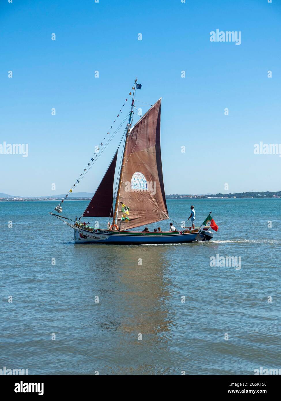 Segelboot auf dem Fluss Tejo, Lissabon, Portugal, Europa Stockfoto