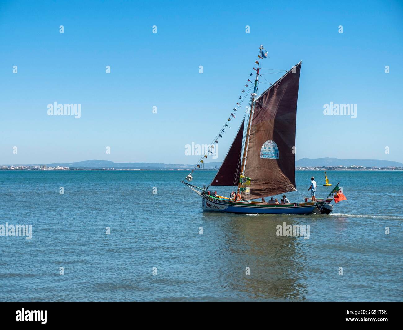 Segelboot auf dem Fluss Tejo, Lissabon, Portugal, Europa Stockfoto