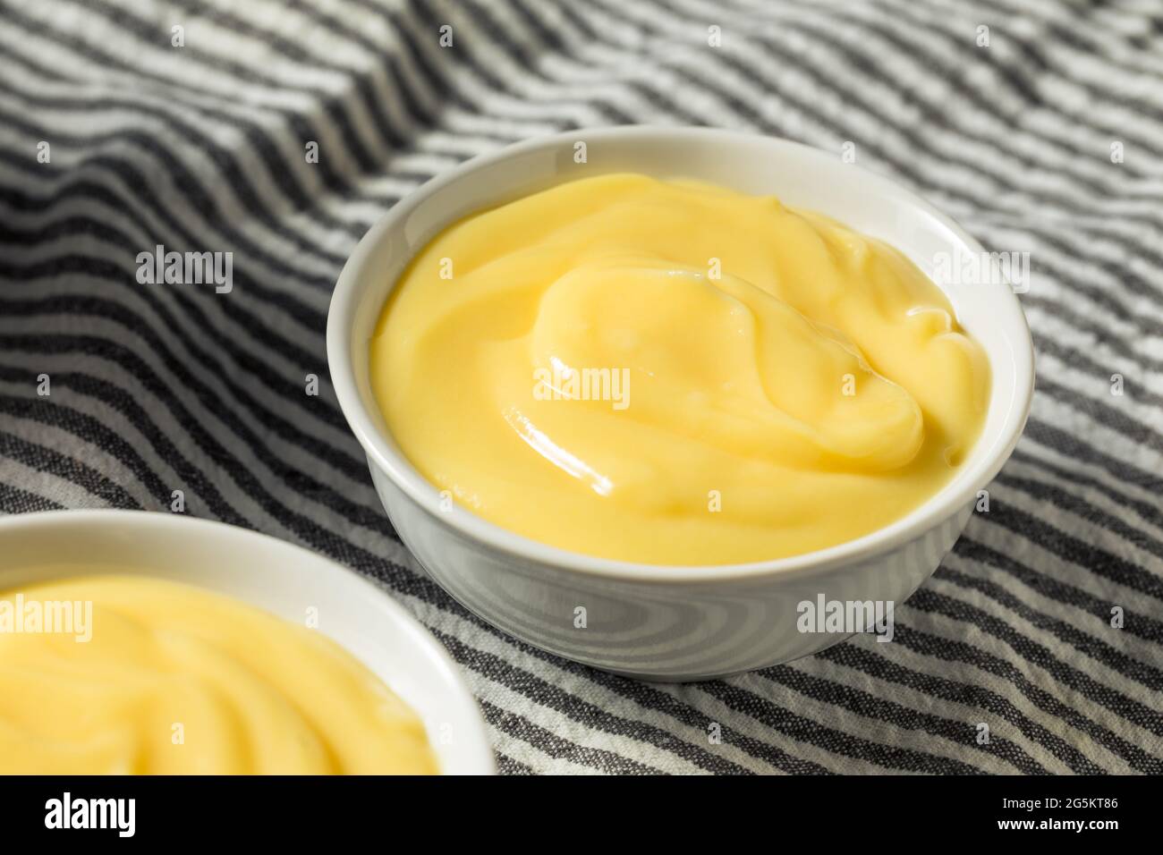 Hausgemachter Pudding aus gelber Vanille zum Nachtisch Stockfoto