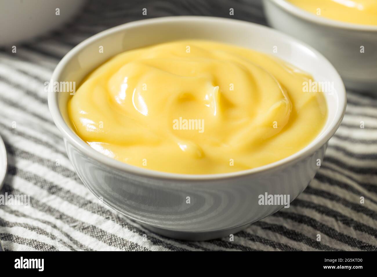 Hausgemachter Pudding aus gelber Vanille zum Nachtisch Stockfoto