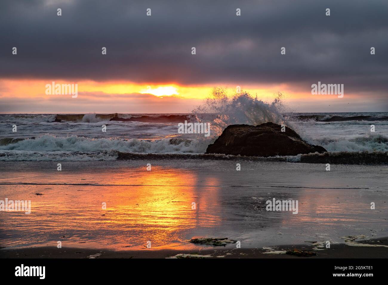 Nebliger Sonnenuntergang entlang der Sonoma County Coast Stockfoto