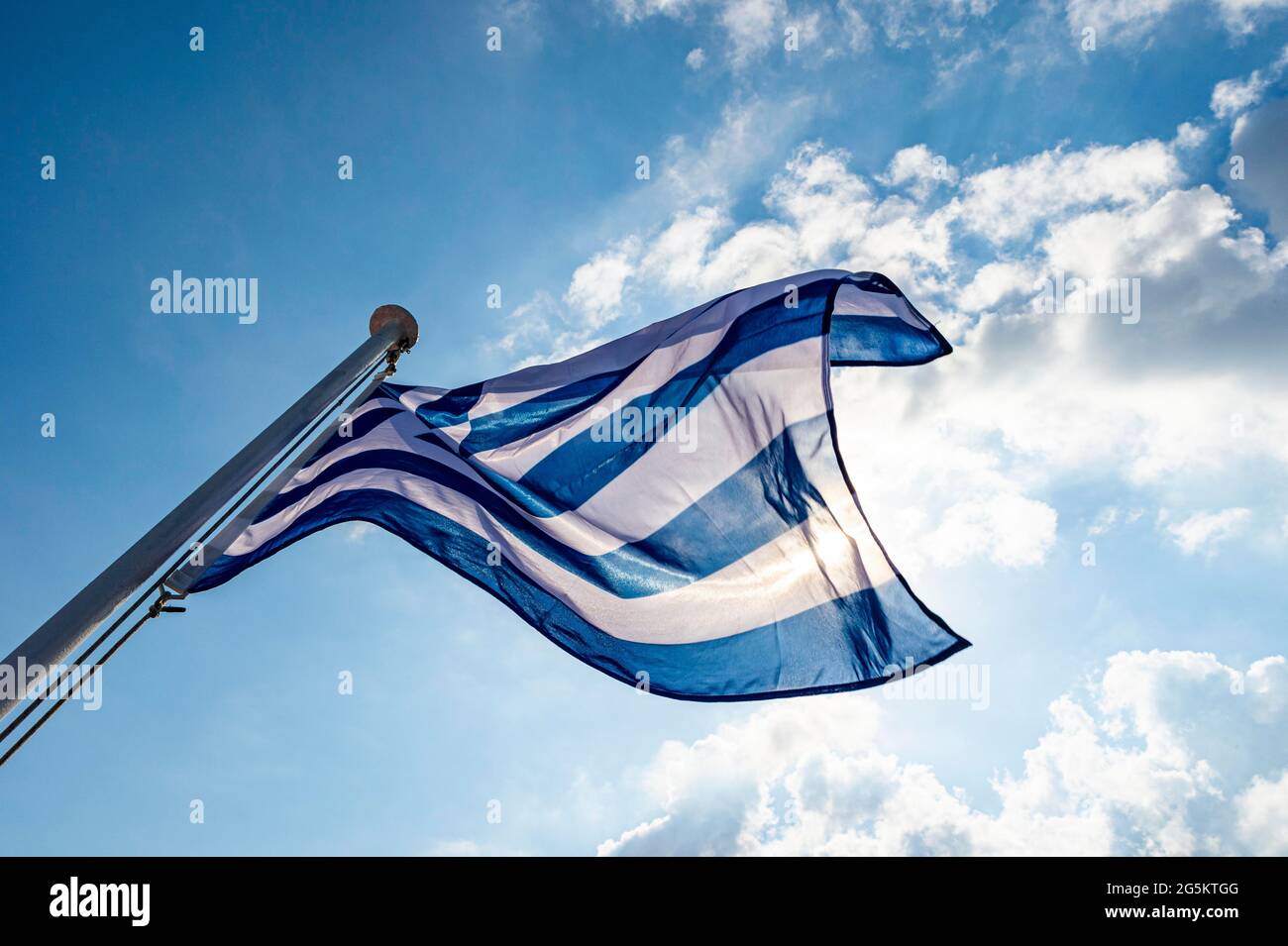 Griechische Flagge weht im Wind, Fourni, Griechenland, Europa Stockfoto