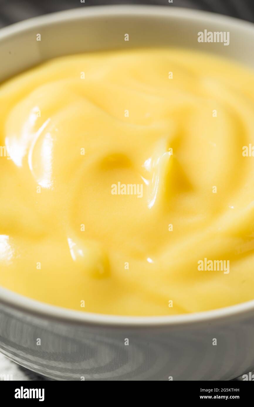 Hausgemachter Pudding aus gelber Vanille zum Nachtisch Stockfoto