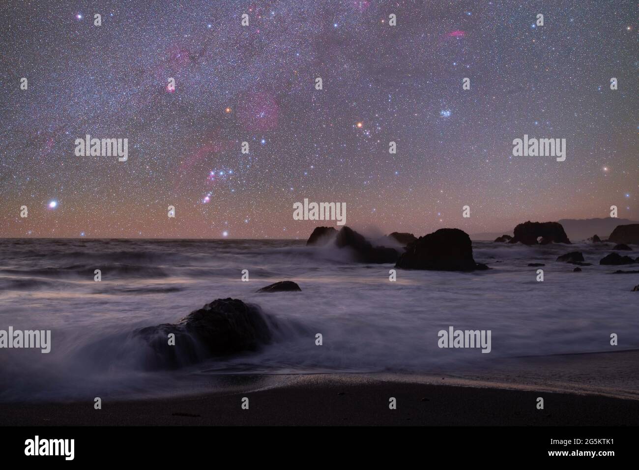 Sternenhimmel über dem Pazifischen Ozean entlang Kaliforniens Stockfoto