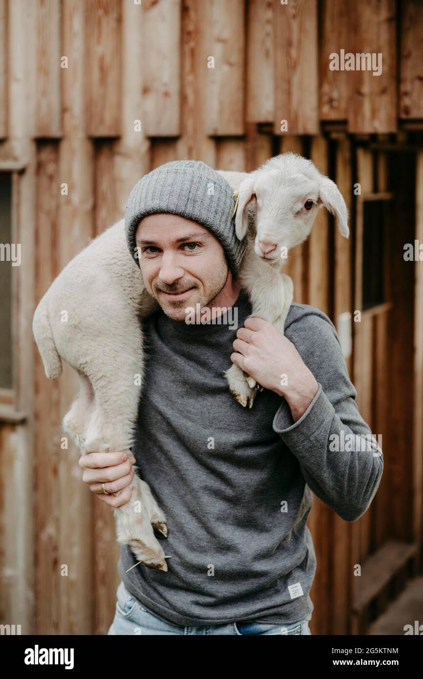 Mann mit Lamm, Österreich, Europa Stockfoto