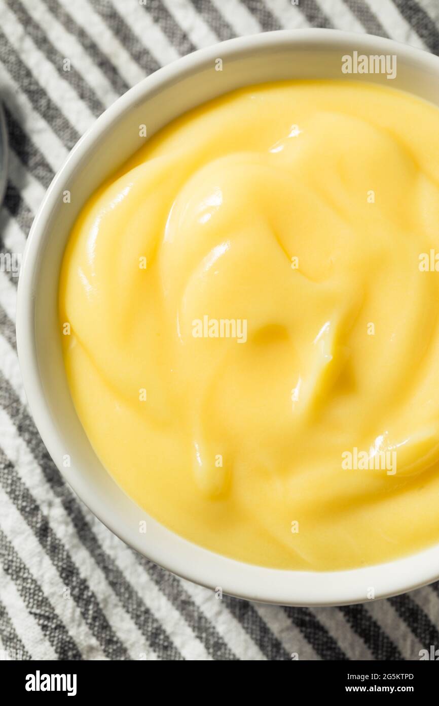 Hausgemachter Pudding aus gelber Vanille zum Nachtisch Stockfoto