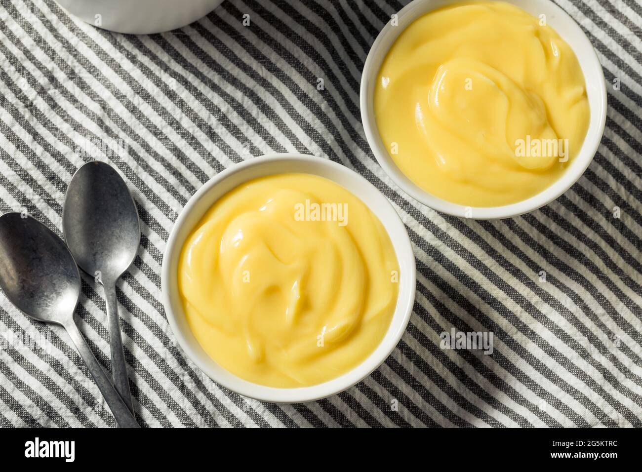 Hausgemachter Pudding aus gelber Vanille zum Nachtisch Stockfoto