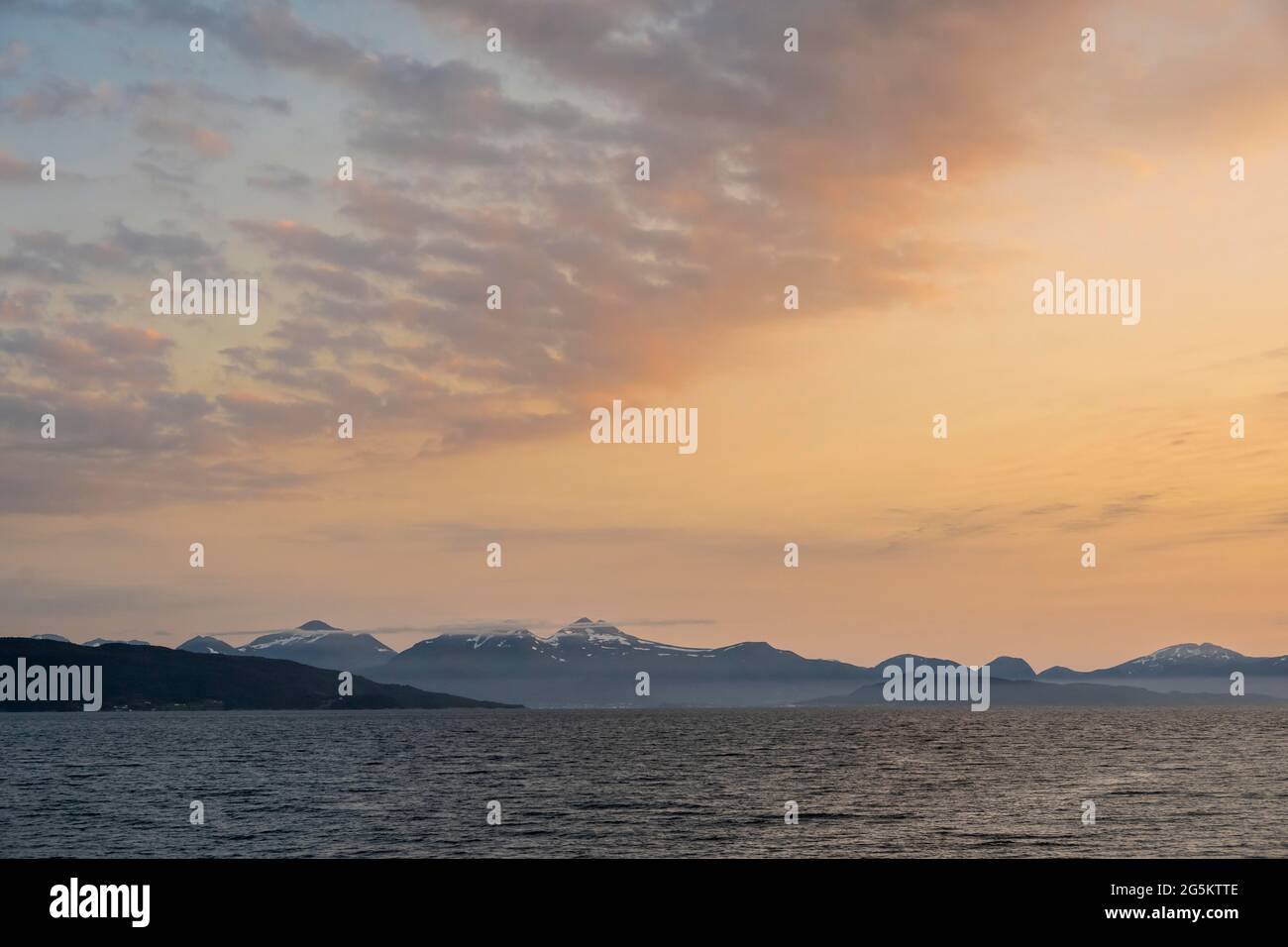 Abendhimmel mit Wolken am Meer, Bolsoysund, More Og Romsdal, Norwegen, Europa Stockfoto