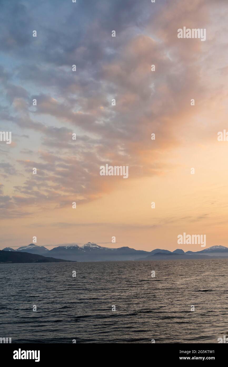 Abendhimmel mit Wolken am Meer, Bolsoysund, More Og Romsdal, Norwegen, Europa Stockfoto