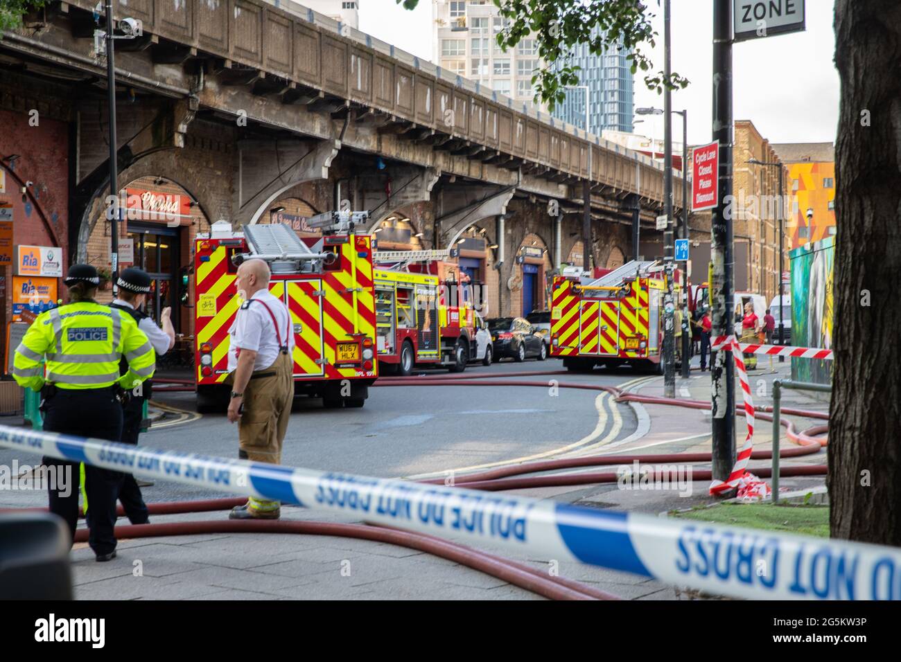 Feuerwehrmannschaften am Standort des Feuers unter dem Bahnhof Elephant and Castle, London Stockfoto