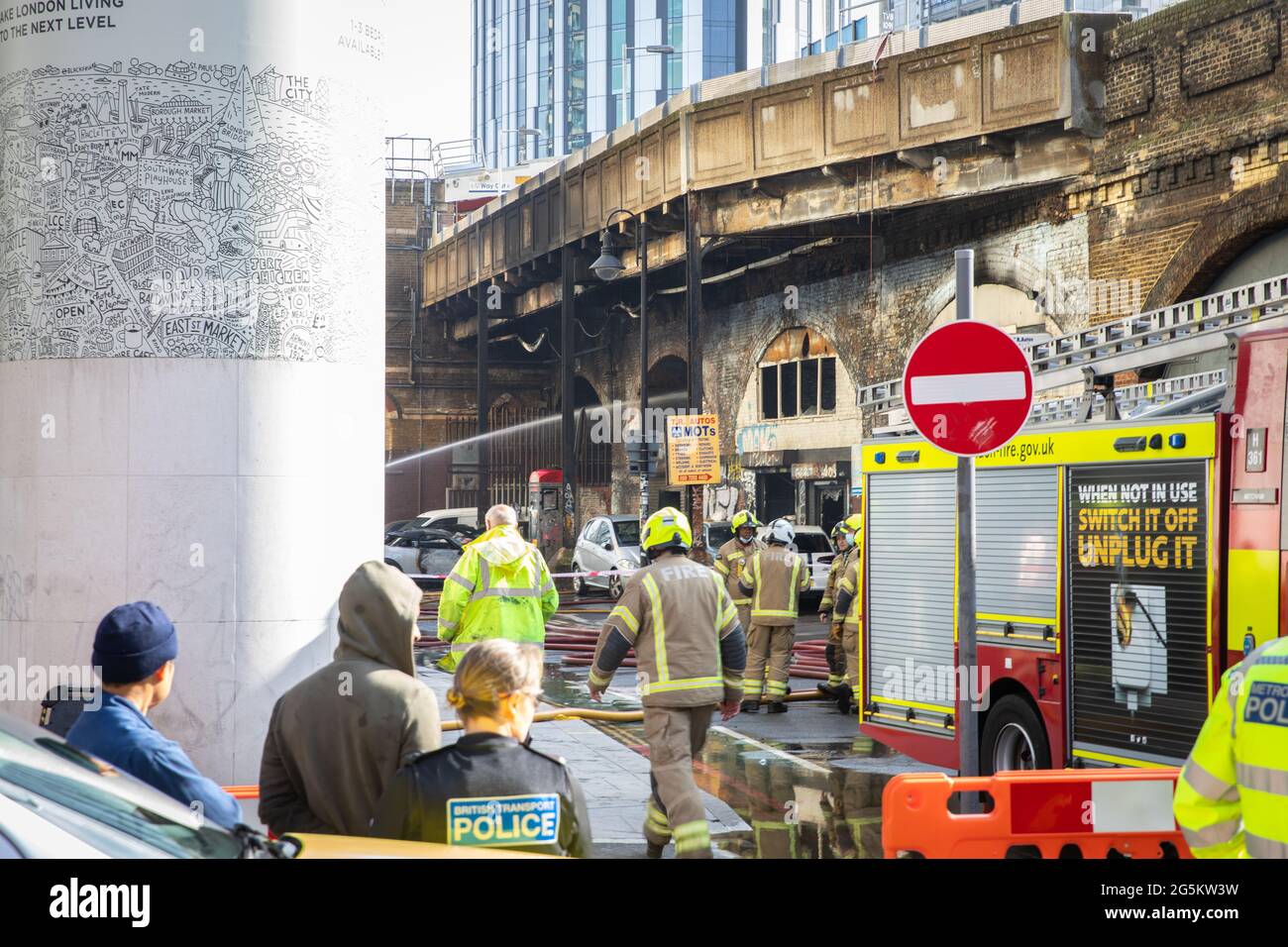 Feuerwehrmannschaften am Standort des Feuers unter dem Bahnhof Elephant and Castle, London Stockfoto