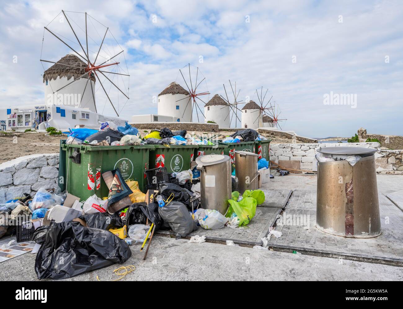 Überfüllte Mülltonnen, Problem des Massentourismus, Windmühlen, Mykonos, Kykladen, Ägäis, Griechenland, Europa Stockfoto