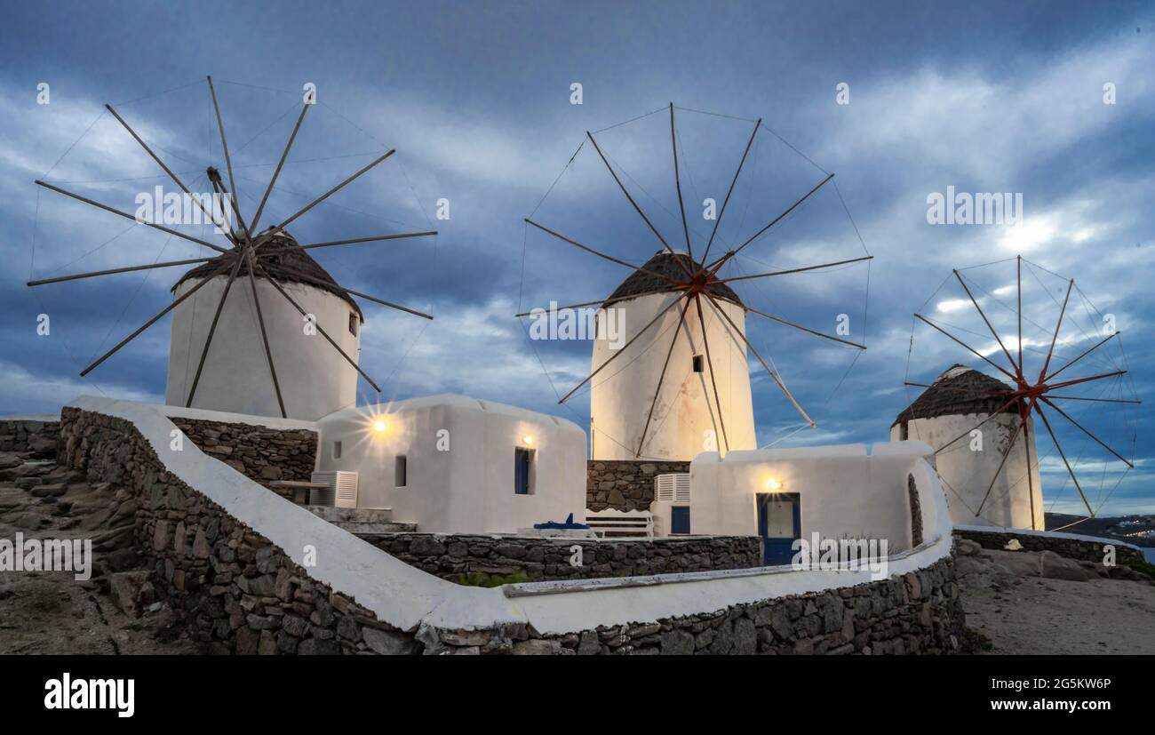 Weißes kykladisches Haus mit Windmühlen, in der Dämmerung, Mykonos, Kykladen, Ägäis, Griechenland, Europa Stockfoto