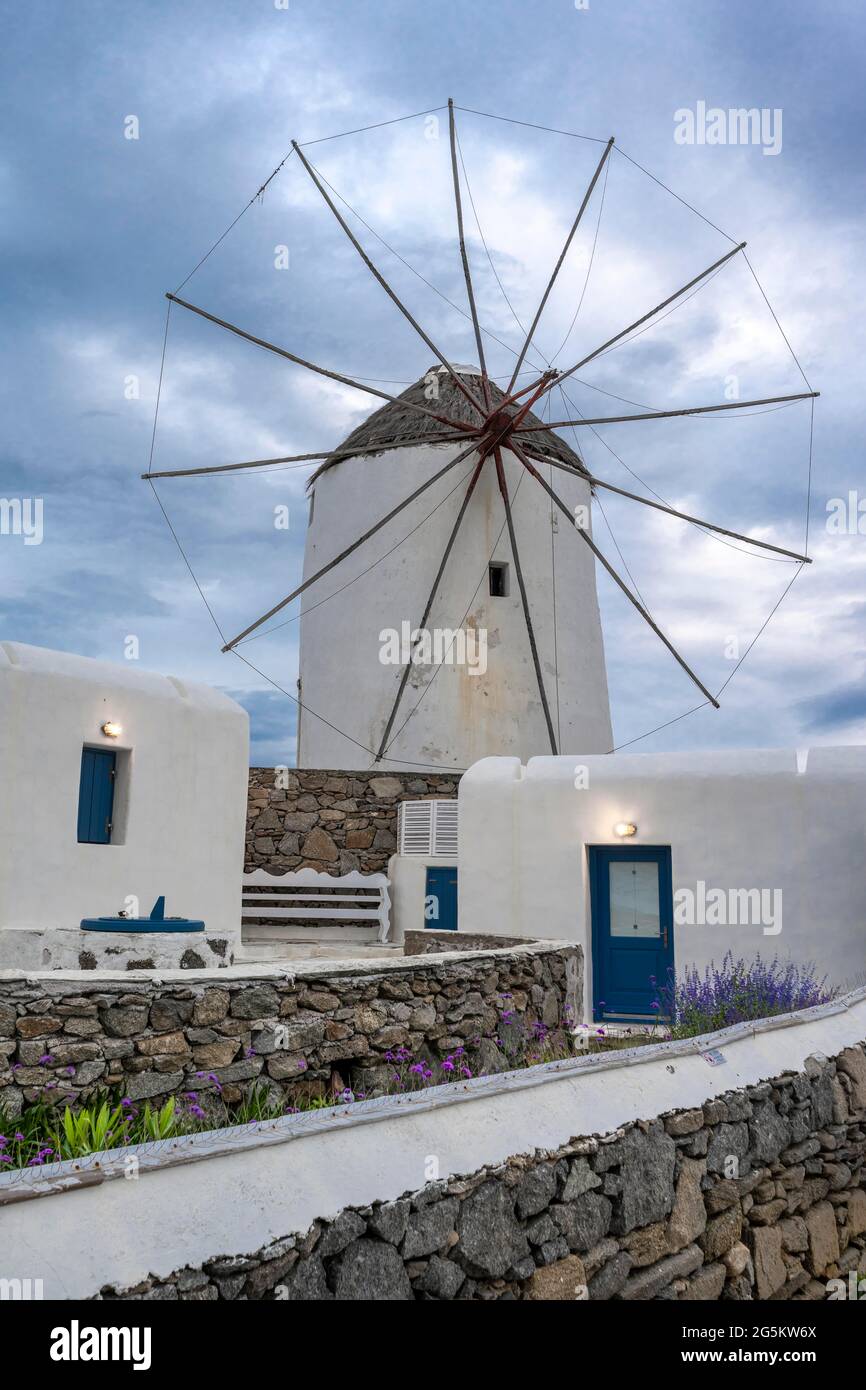 Weißes kykladisches Haus mit Windmühle, Mykonos, Kykladen, Ägäis, Griechenland, Europa Stockfoto