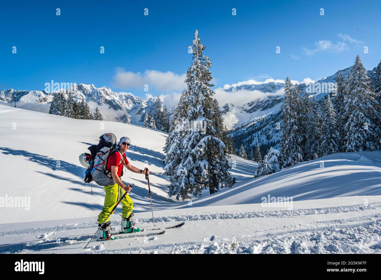 Skitourengeher vor verschneiten Landschaften, Skitour auf die Alpspitze, Wettersteingebirge mit Schnee im Winter, Garmisch-Partenkirchen, Bayern, Deutsch Stockfoto