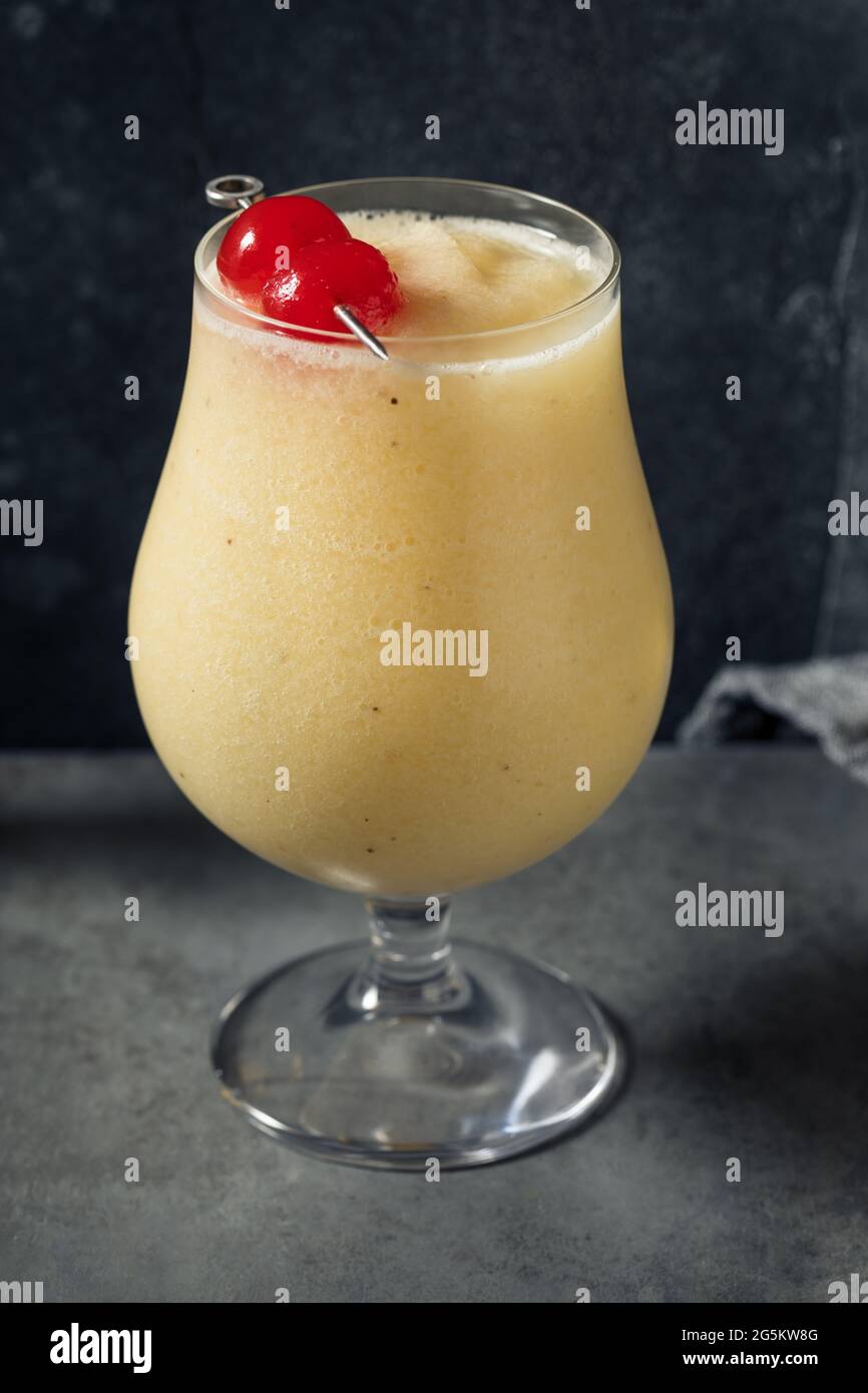 Hausgemachter Dirty Banana Daiquiri Cocktail mit Kaffee und Creme Stockfoto