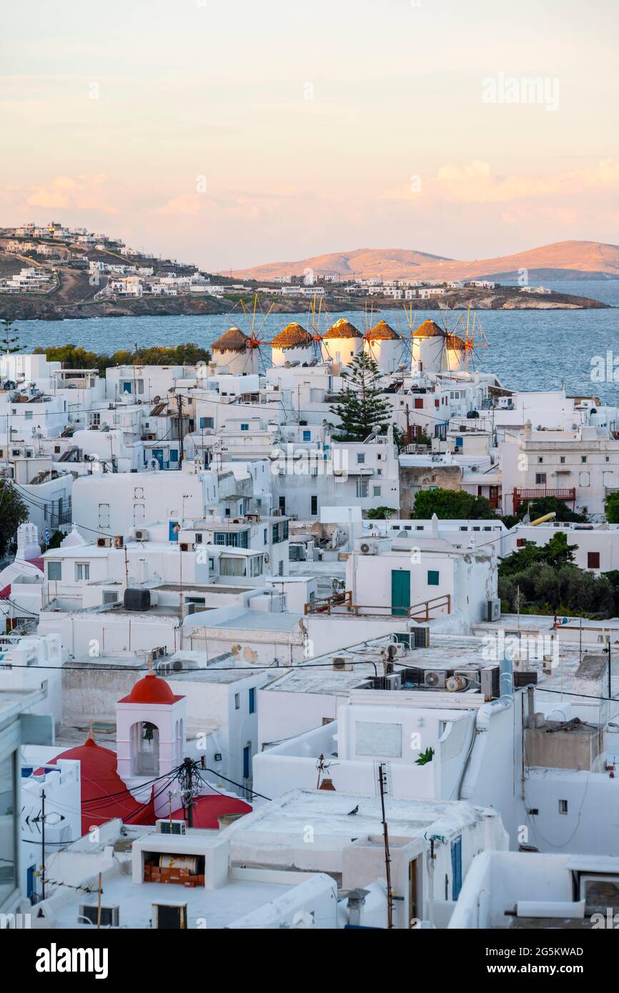 Abendstimmung, Weiße kykladische Häuser der Chora, Ortsansicht von Mykonos-Stadt mit Windmühlen am Meer, Mykonos, Kykladen, Ägäis, Griechenland, E Stockfoto