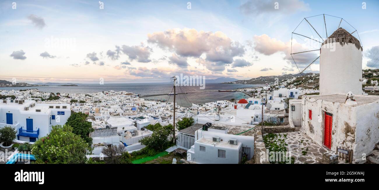 Weiße kykladische Häuser der Chora, Dorfansicht von Mykonos Stadt mit Windmühlen am Meer, Mykonos, Kykladen, Ägäis, Griechenland, Europa Stockfoto