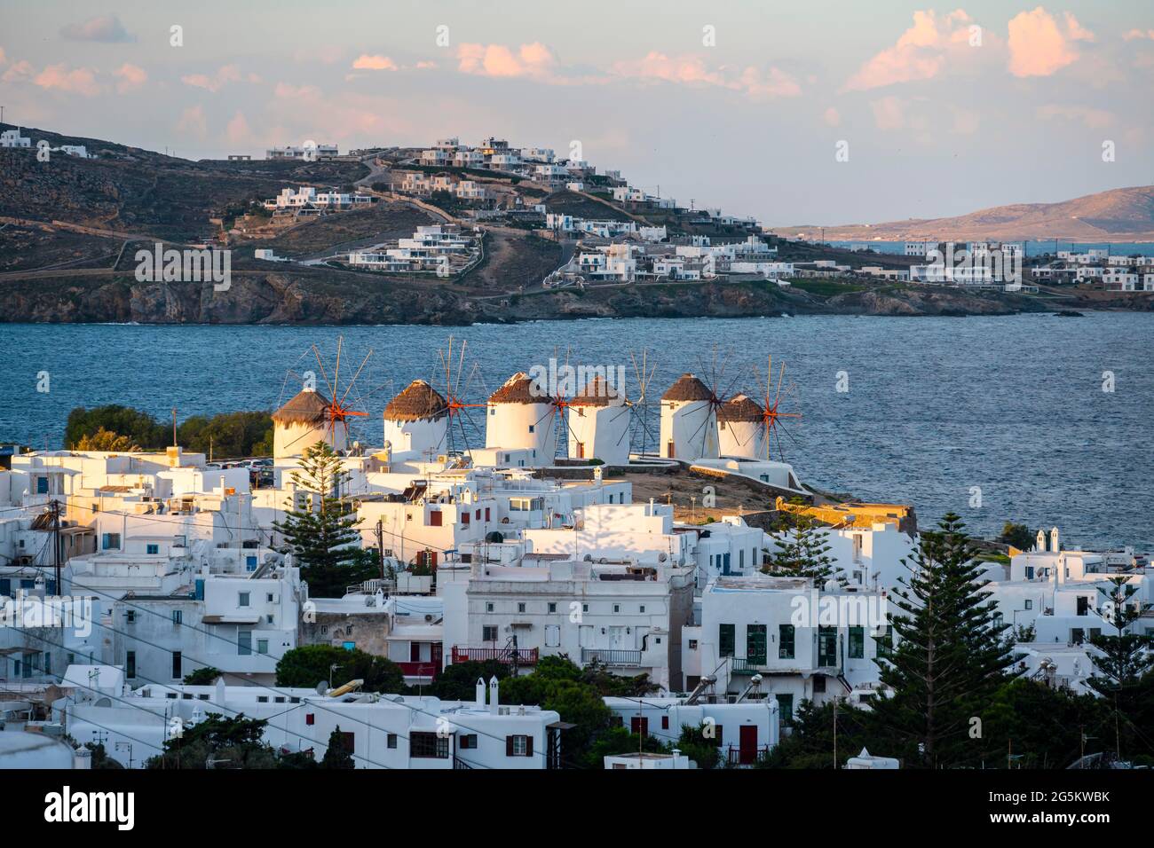 Abendstimmung, Weiße kykladische Häuser der Chora, Ortsansicht von Mykonos-Stadt mit Windmühlen am Meer, Mykonos, Kykladen, Ägäis, Griechenland, E Stockfoto