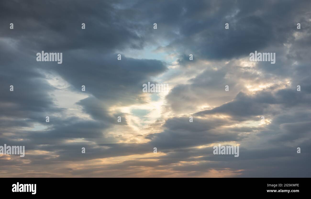 Himmel Hintergrund mit schönen schweren dunkelgrauen, fast schwarzen stürmischen Wolken. Blauer Himmel ist durch kleine Lücken sichtbar. Einige Wolken und Horizont ist übersät ich Stockfoto
