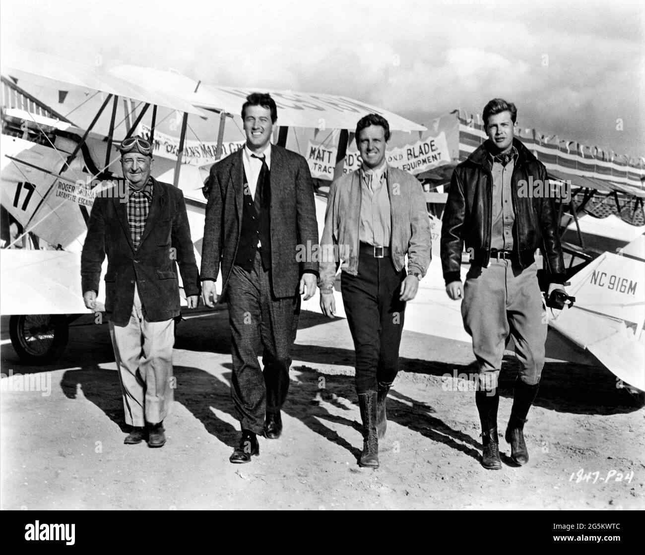 Regisseur DOUGLAS SIRK ROCKT HUDSON ROBERT STACK und TROY DONAHUE am Drehort mit Doppelflugzeugen auf dem Flugplatz während der Dreharbeiten ZU DEN GETRÜMMELTEN ENGELN 1957 Regisseur DOUGLAS SIRK aus dem Roman Pylon von William Faulkner Drehbuch George Zuckerman Kostümdesign Bill Thomas Produzent Albert Zugsmith Universal-International Picturs Stockfoto