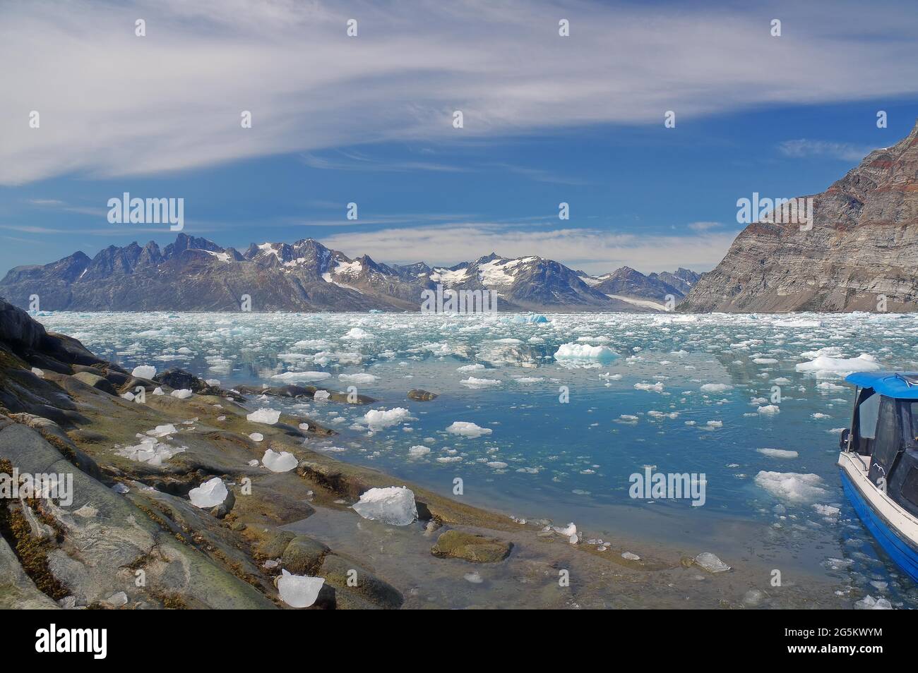 Blick über Drift-Eis, blaues Boot, Gletschereis im Fjord, Knud Rasmussen Glacier, Tasilaq, Grönland, Dänemark, Nordamerika Stockfoto