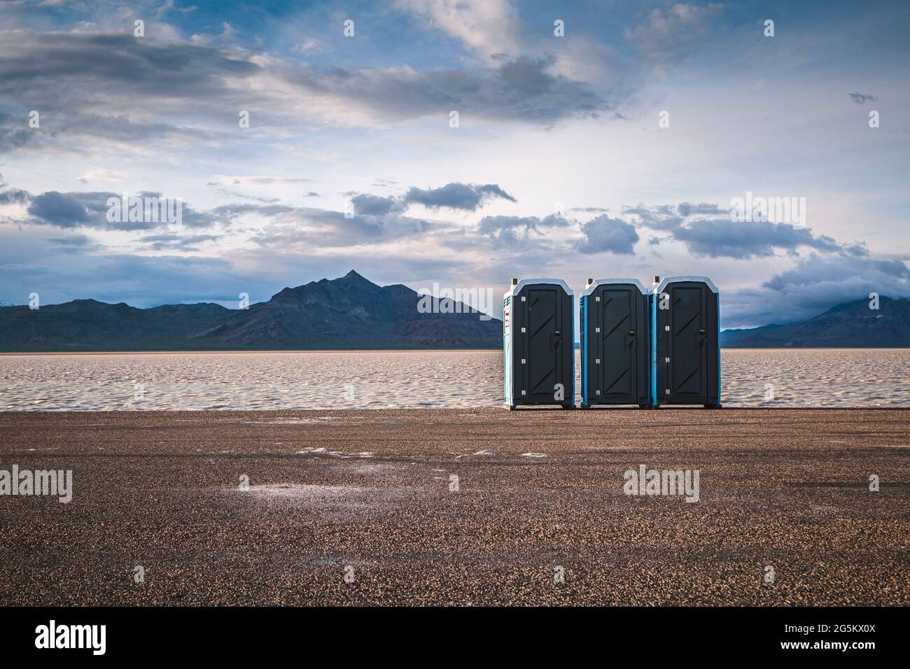 Drei tragbare Toiletten stehen neben den Bonneville Salt Flats, Utah Stockfoto