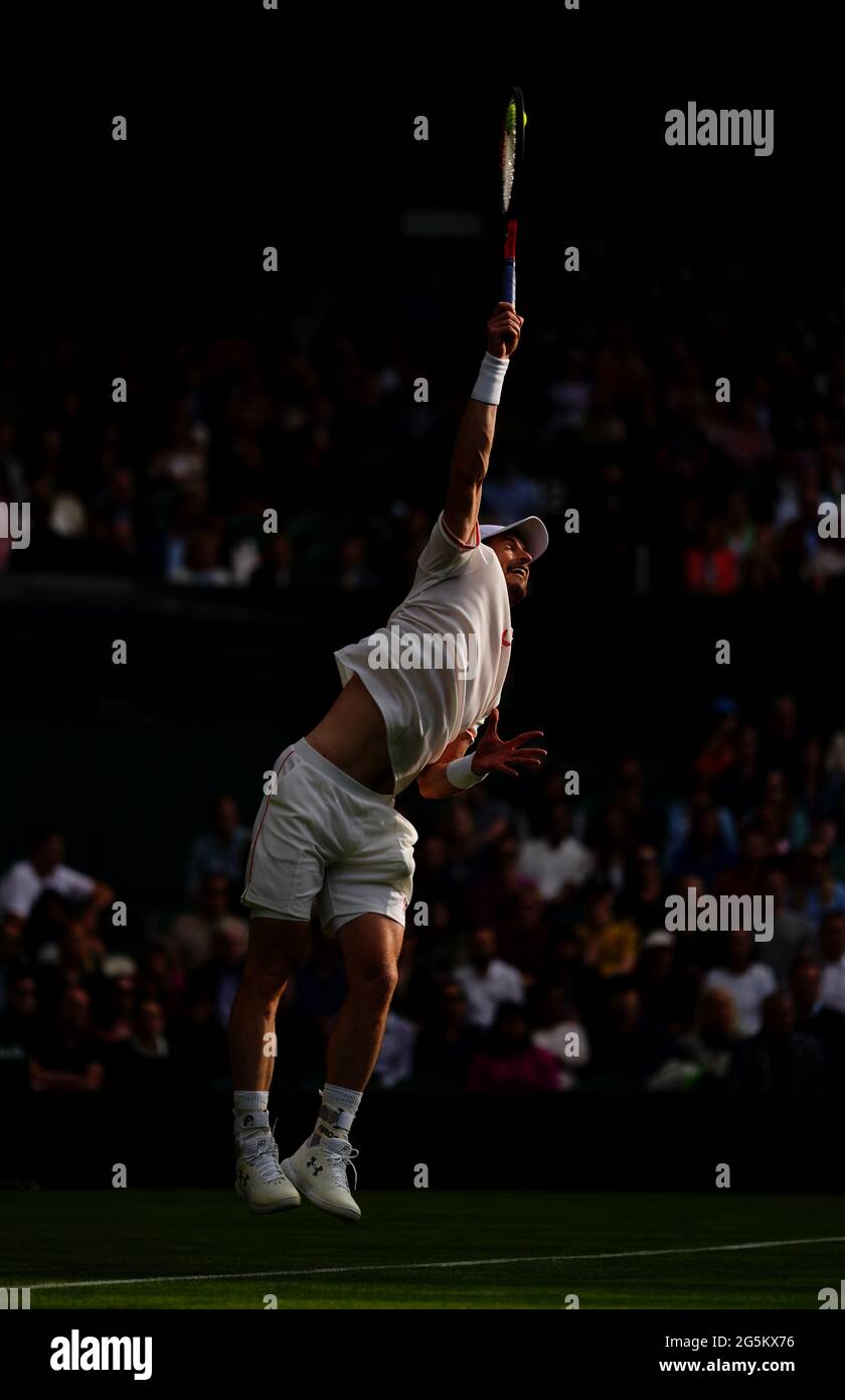 Andy Murray im Kampf gegen Nikoloz Basilashvili auf dem Center Court am ersten Tag von Wimbledon im All England Lawn Tennis and Croquet Club, Wimbledon. Bilddatum: Montag, 28. Juni 2021. Stockfoto