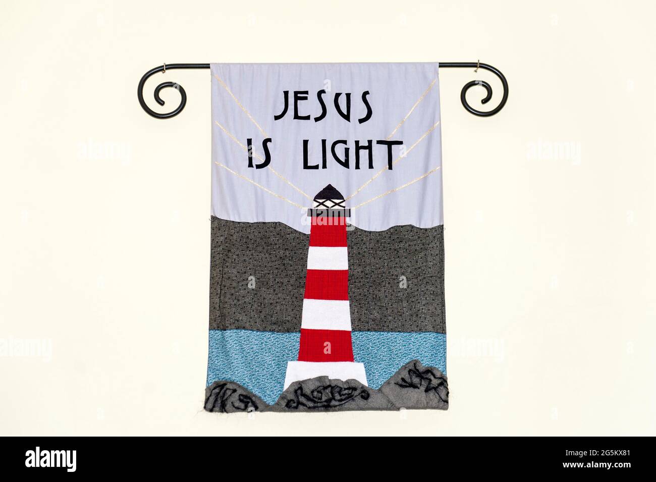 Wandbild mit Leuchtturm und Inschrift Jesus ist Licht in Bressay-Kirk Kirche, Isle of Bressay, Shetland Islands, Schottland, Vereinigtes Königreich, Europa Stockfoto