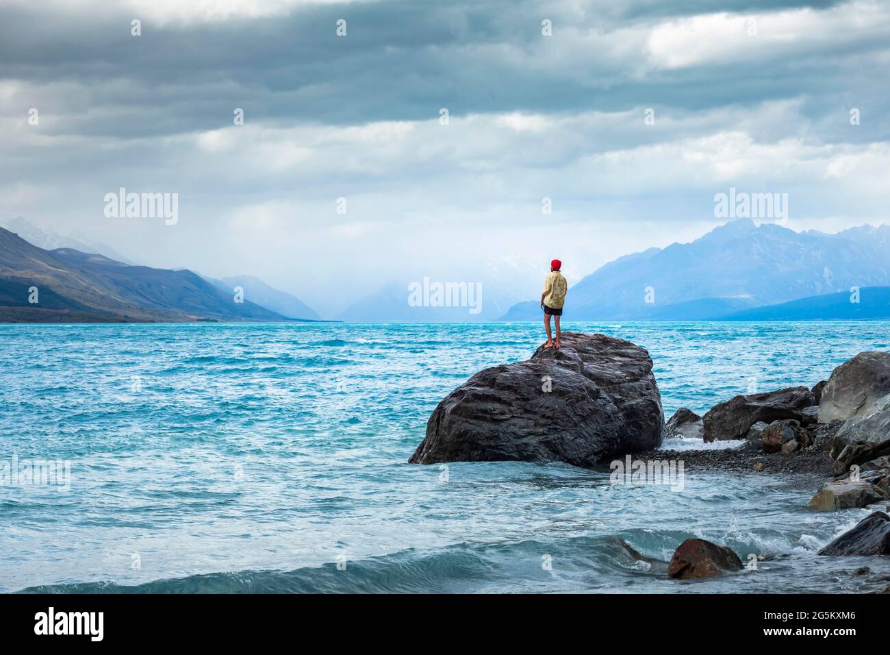 Kerl an einem Strand am Lake Tekapo, Lake Tekapo, Canterbury Region, Mackenzie District, South Island, Neuseeland, Ozeanien Stockfoto