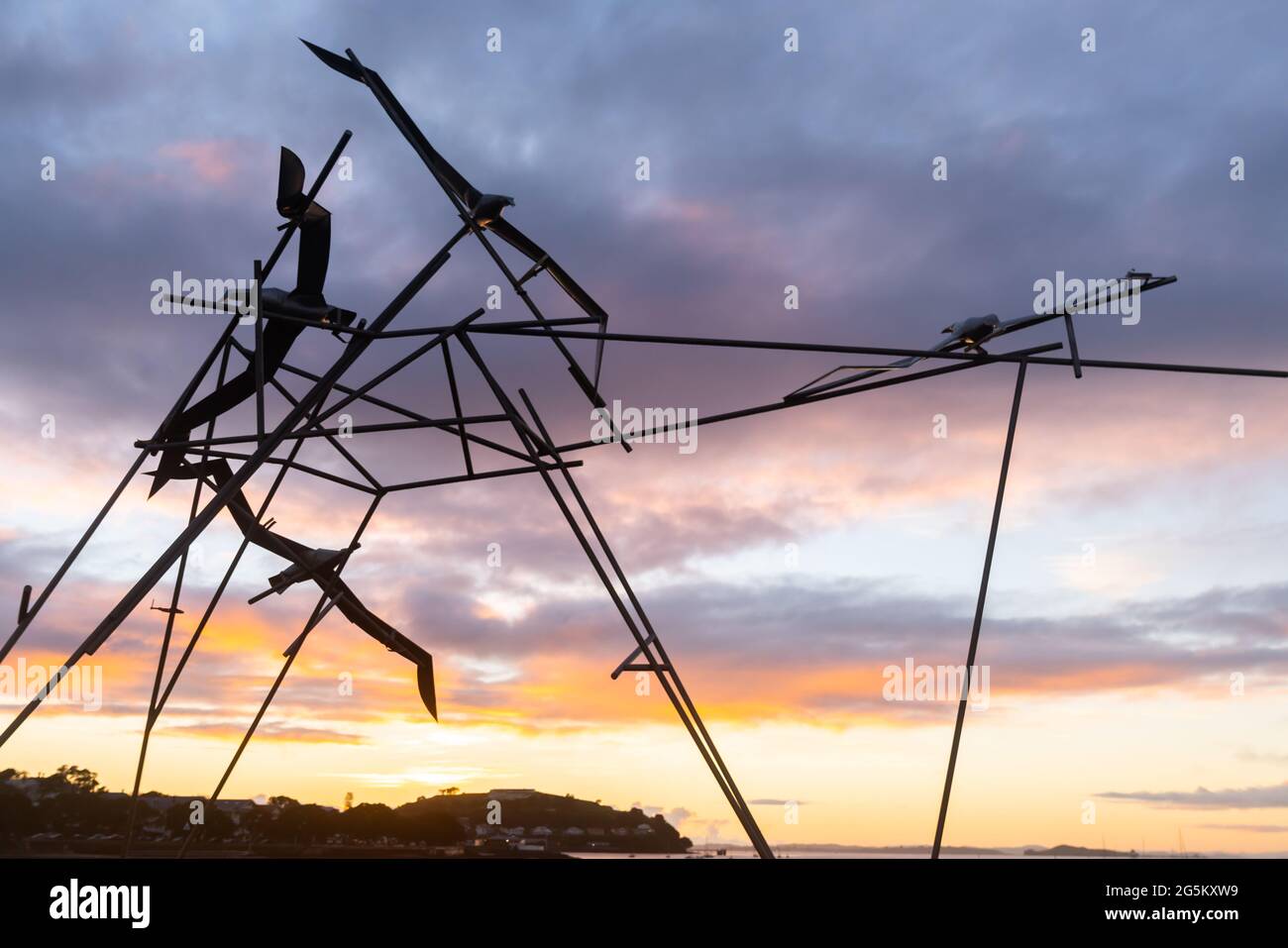 Auckland Neuseeland - Juni 18 2021; Flugunterstützung für Albatross-Kunst wurde 2018 installiert, nachdem sie von einer anderen Seite des Hafens verlegt wurde Stockfoto