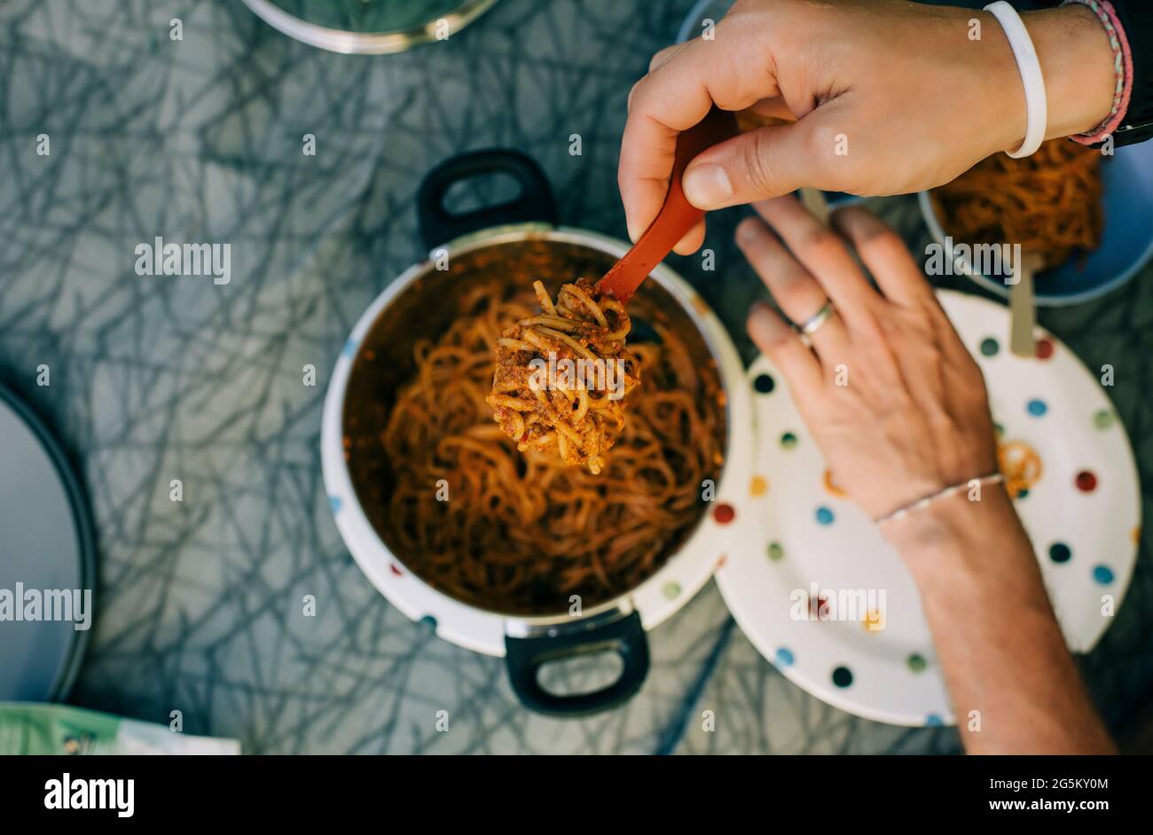 Pasta in einer Pfanne auf einem Familiencampingplatz in Wales, Großbritannien, gekocht Stockfoto