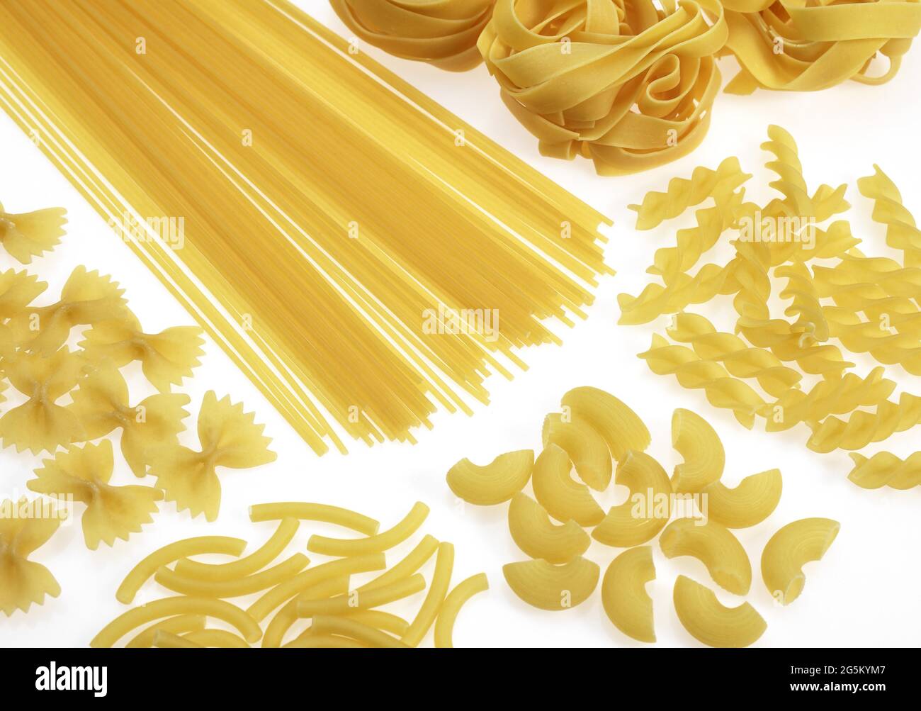 Verschiedene Arten von Nudeln, Spaghettis, Nudelschalen, Makaroni, Tagliatellen, Verdrehte Pasta Stockfoto