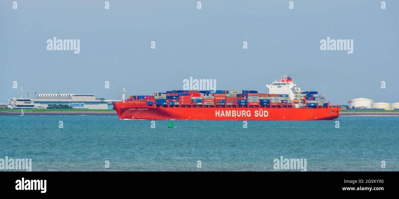 Großes Containerschiff, das in Vlissinger, Monte cervantes, hamburg sud, Breskens, Zeeland, Niederlande, 20. Juli 2020 Stockfoto
