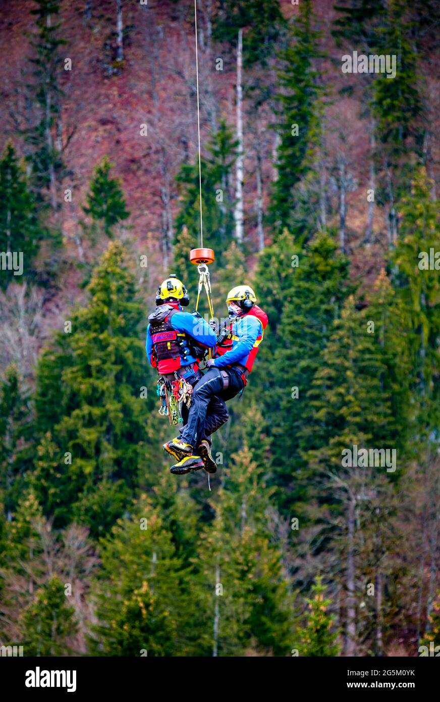 Zwei Flugretter der Bergwacht Bayern hängen in der Luft an einem Drahtseil, Ruhpolding, Traunstein, Oberbayern, Bayern, Deutschland, Europa Stockfoto