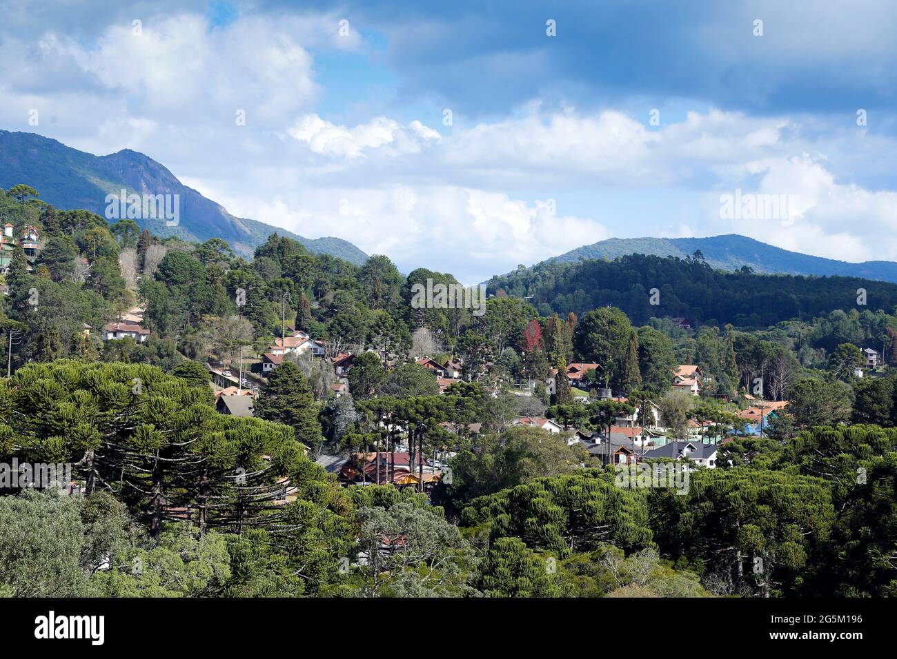 Blick auf die Natur und Gebäude zwischen den Bergen von Monte Verde, Bezirk Camanducaia, Innenraum von Minas Gerais Stockfoto