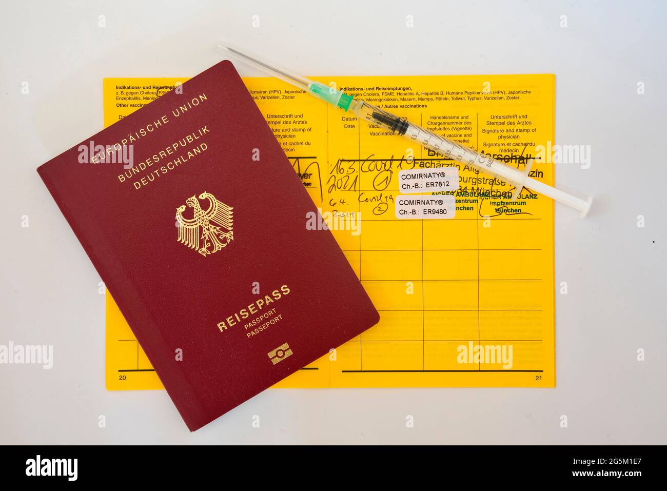 Reisepass, Spritze und Impfkarte, vollständig gegen Covid-19, SARS-CoV-2, Corona-Virus, Pandemie, Deutschland, Europa Stockfoto