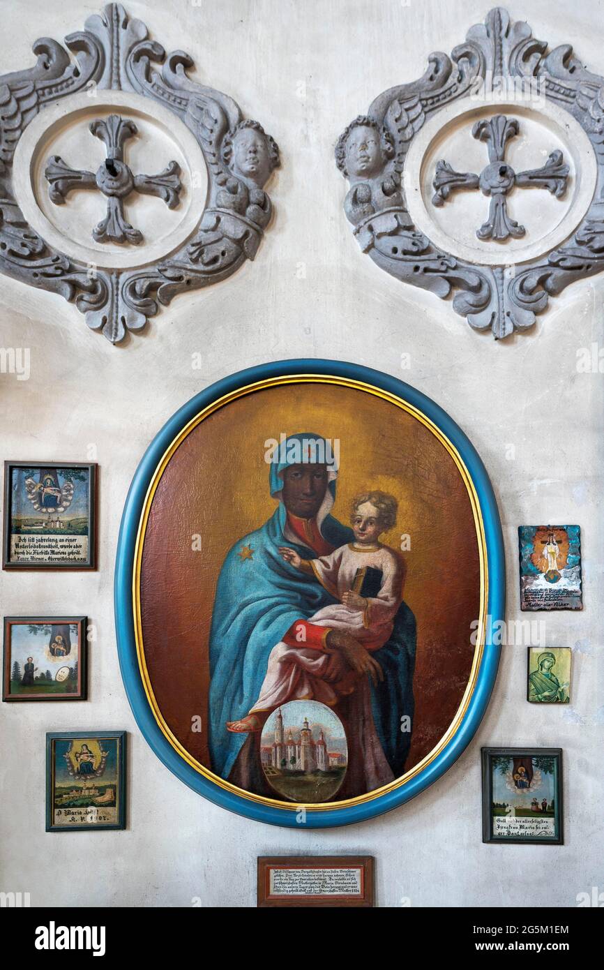 Votivbilder und Bild mit schwarzer Madonna, katholische Wallfahrtskirche Maria Birnenbaum, geschütztes Denkmal, Sielenbach, Oberbayern, Bayern, Ge Stockfoto