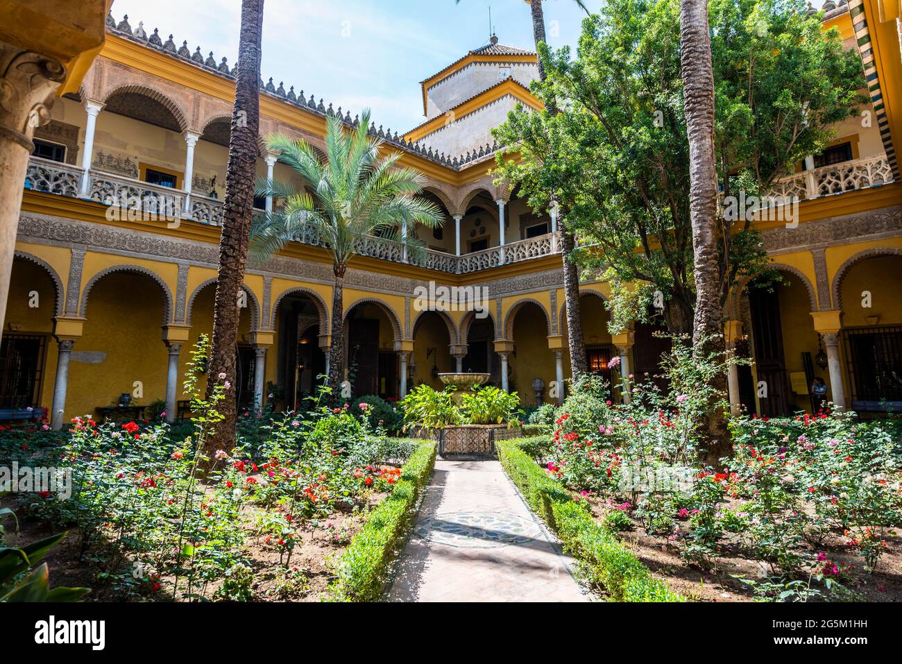 Patio mit Kolonnade, Innenhof mit Blumenbeeten, andalusischer Adelspalast, Palacio de las Dueñas, Sevilla, Andalusien, Spanien, Europa Stockfoto