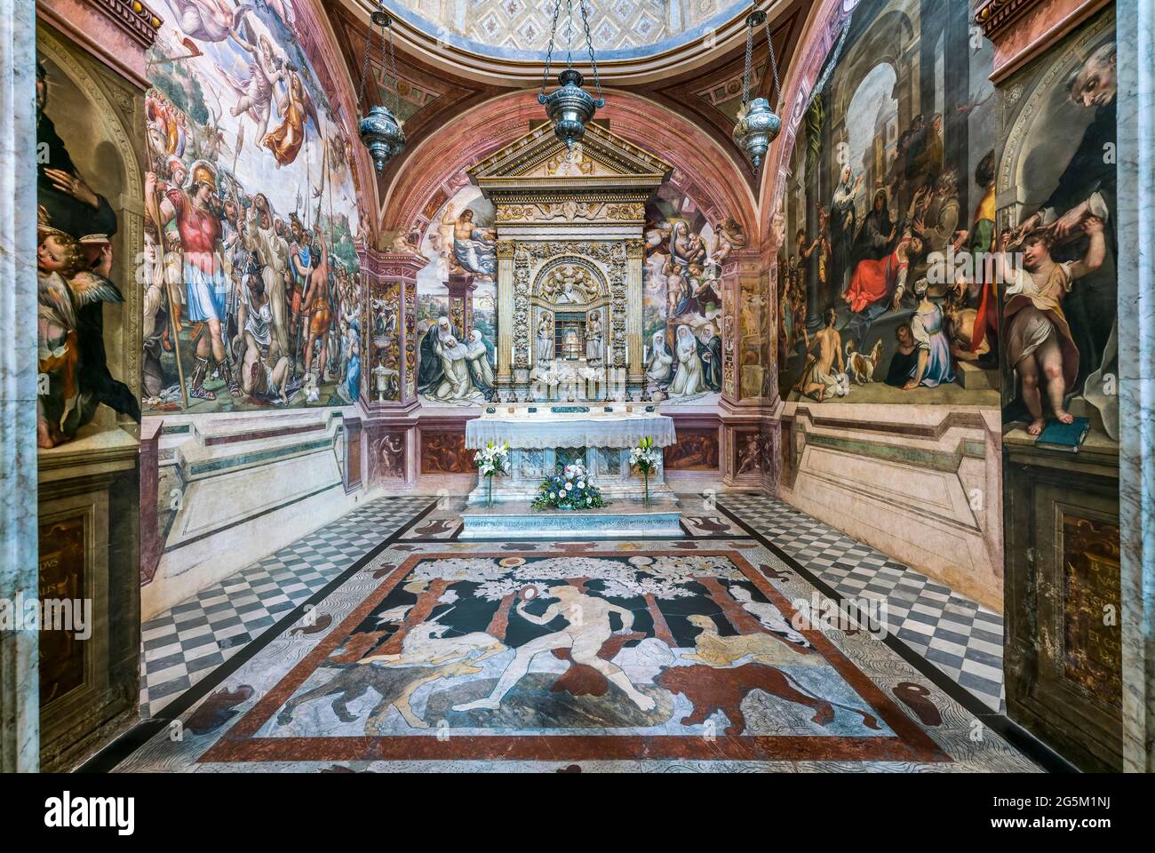 Cappella di Santa Caterina, Kapelle der Hl. Katharina mit Kopfreliquie, Fresken von Giovanni Antonio Bazzi, Sodoma genannt, Gemälde von Francesco Vanni, Stockfoto