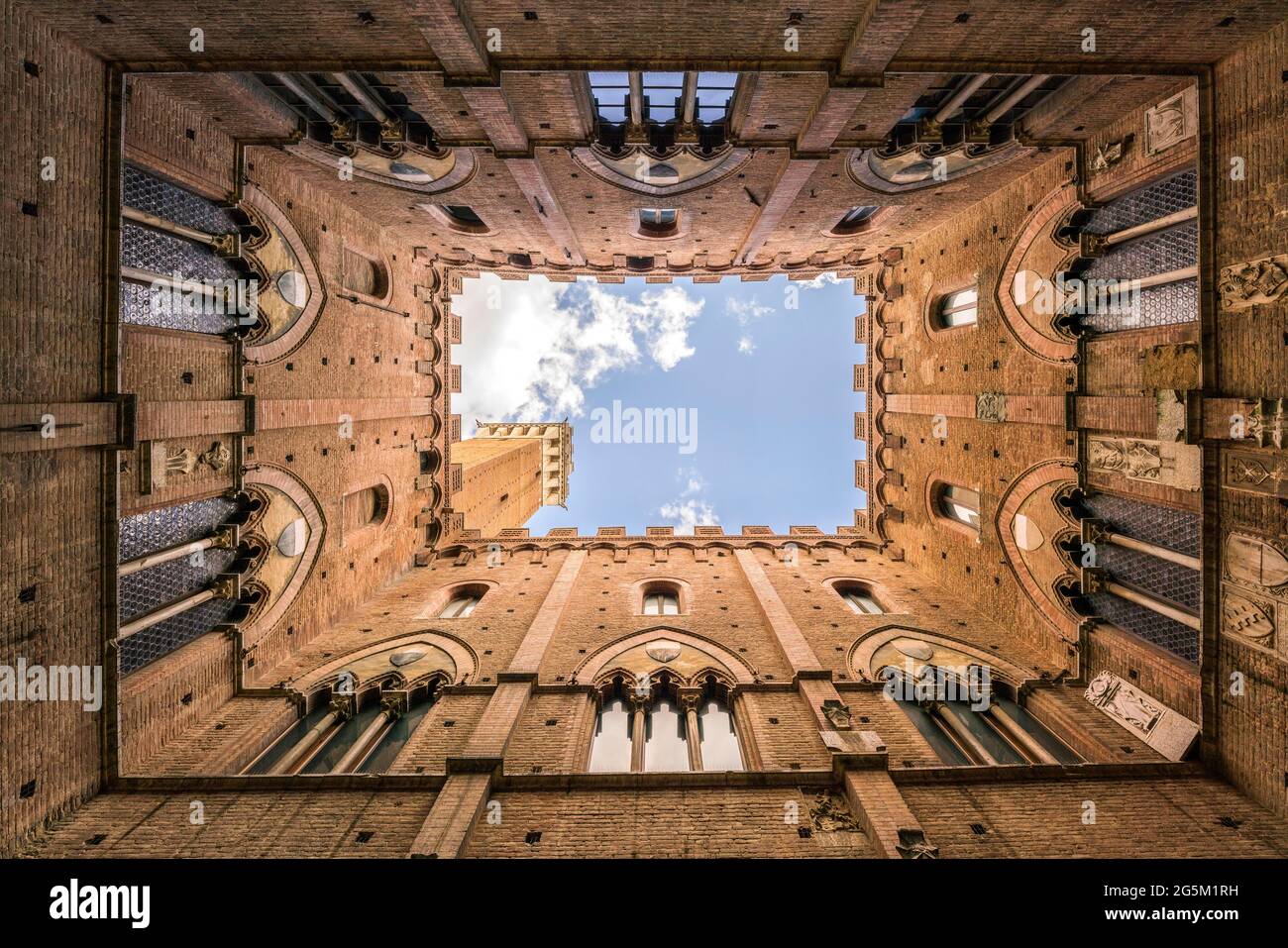 Innenhof und Torre del Mangia, Palazzo Pubblico, Siena, Toskana, Italien, Europa Stockfoto