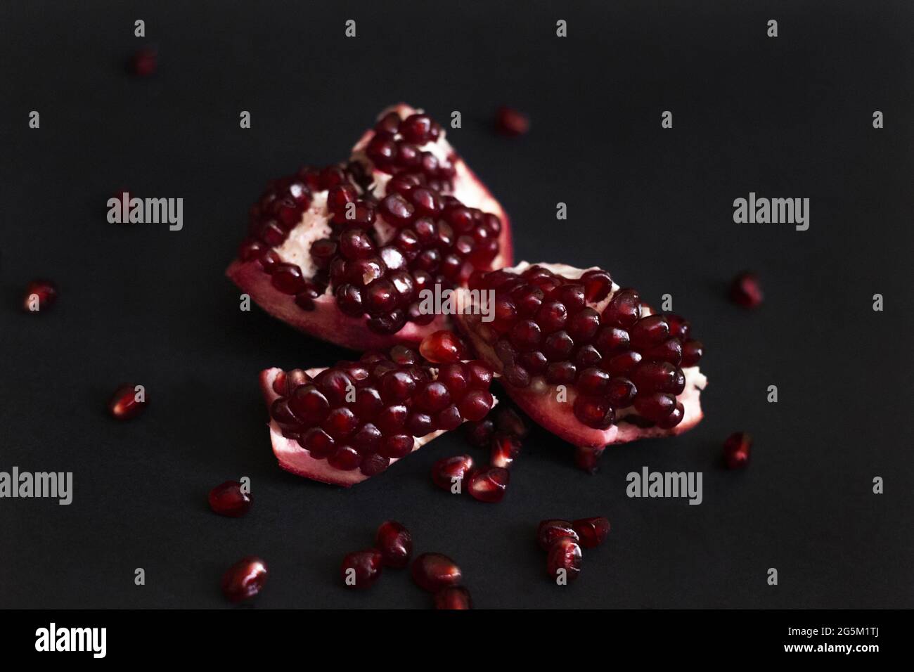 Ernte von geöffneten Granatapfel und Samen auf dem dunklen Hintergrund Stockfoto