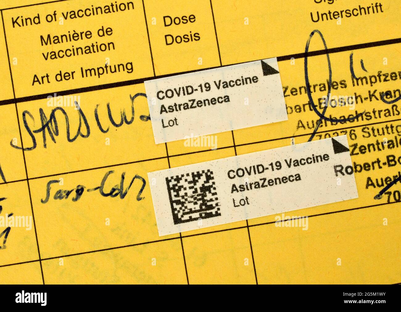 Impfpass nach zweiter Impfung mit AstraZeneca gegen Covid-19, SARS-CoV-2, Corona-Krise, Stuttgart, Baden-Württemberg, Deutschland, Stockfoto