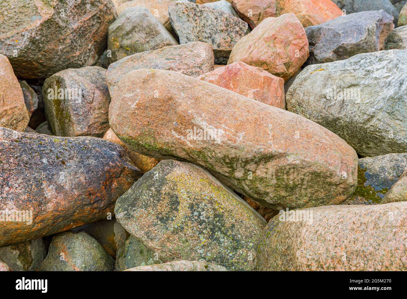 Natürlicher Hintergrund aus der Nahaufnahme großer Steine. Die Steine sind in verschiedenen Größen grau Stockfoto