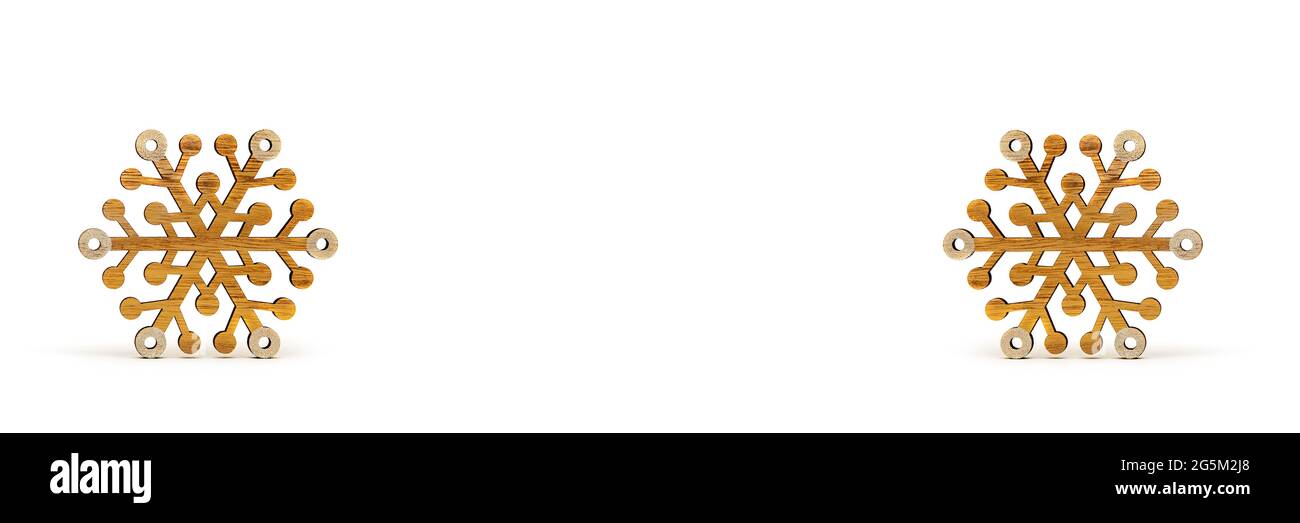 Schneeflocke auf weißem Hintergrund. Hölzerne Schneeflocken werfen Schatten auf weißen isolierten Hintergrund. Bedruckbares Banner, Modell für weihnachtskarte, Platz für te Stockfoto