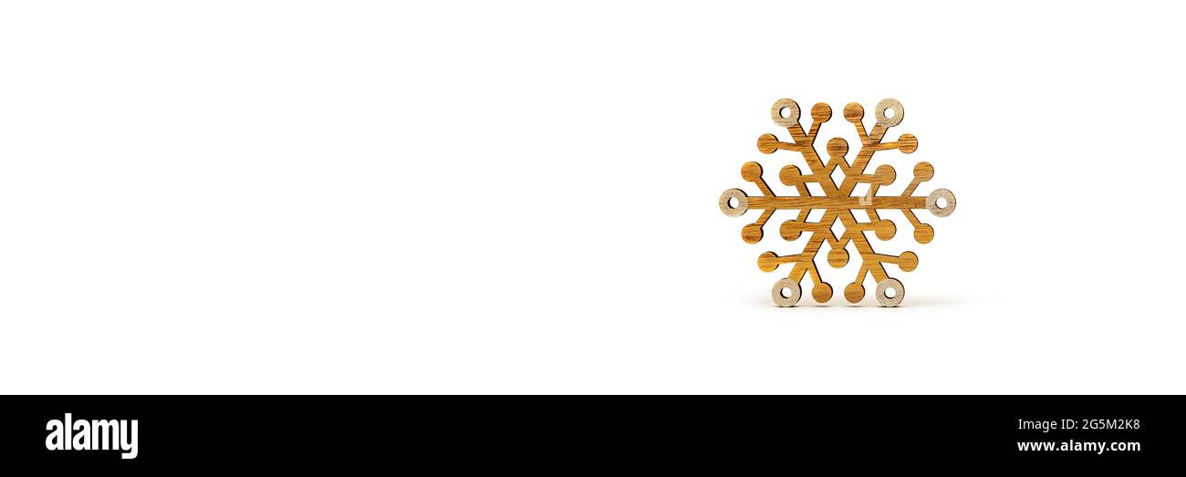 Schneeflocke auf weißem Hintergrund. Hölzerne Schneeflocken werfen Schatten auf weißen isolierten Hintergrund. Bedruckbares Banner, Modell für weihnachtskarte, Platz für te Stockfoto